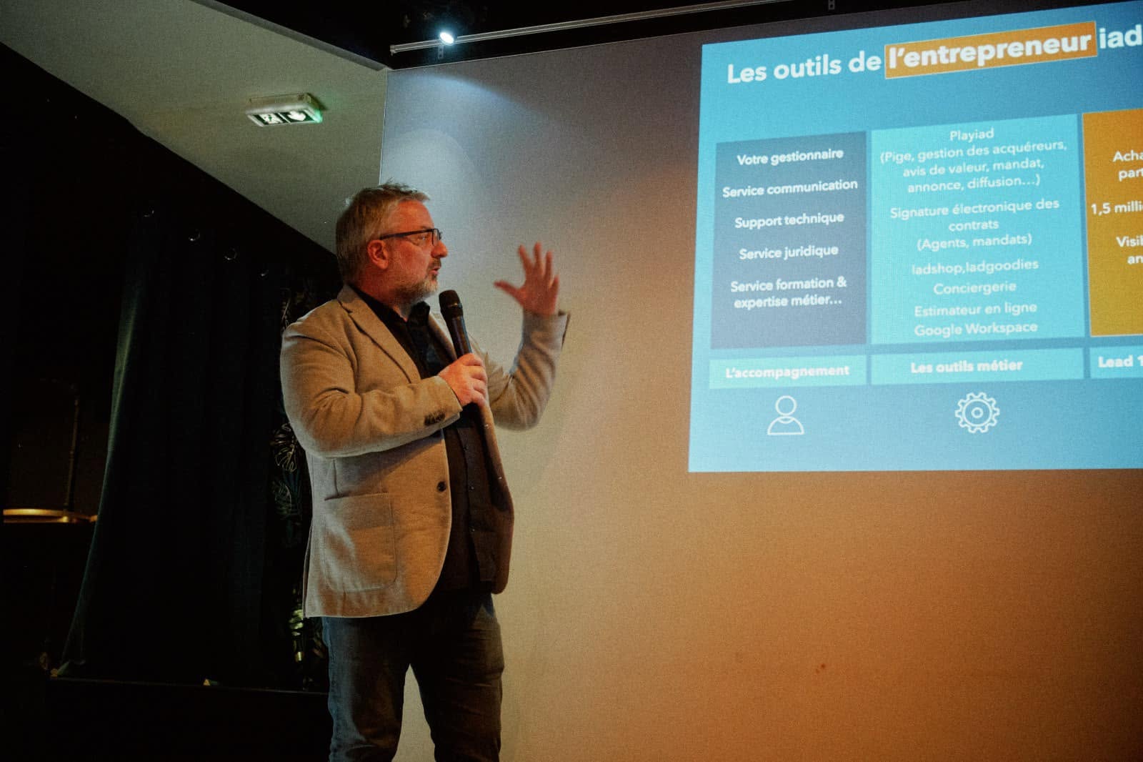 Ambiance d'une pr&eacute;c&eacute;dente soir&eacute;e entre professionnels de l'immobilier